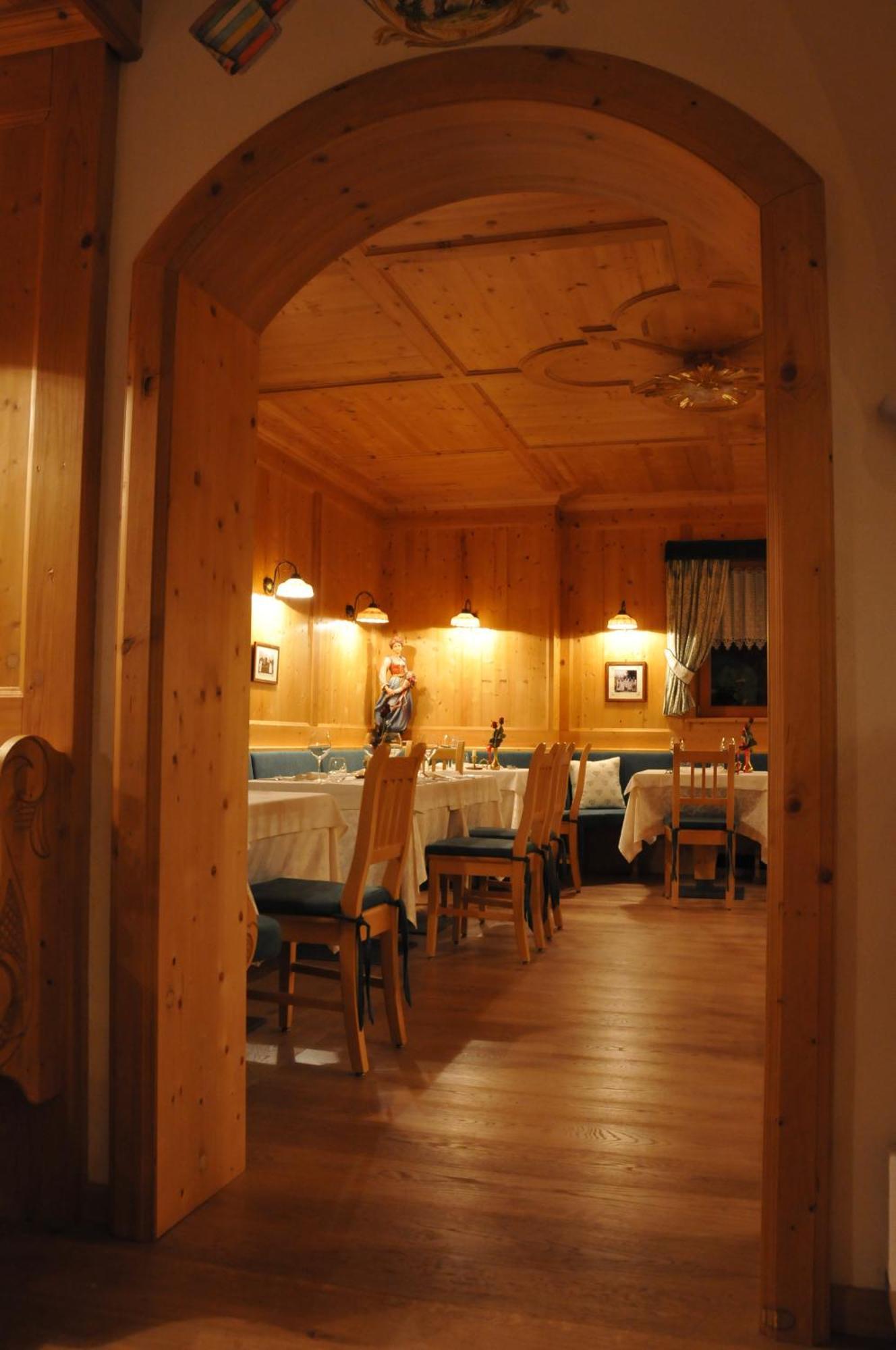 Hotel Valacia Pozza di Fassa Exterior photo