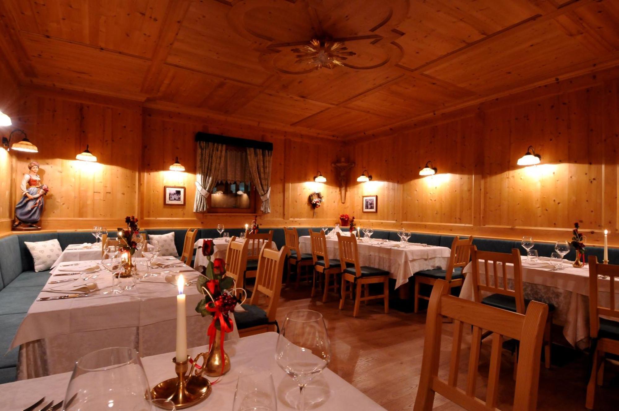 Hotel Valacia Pozza di Fassa Exterior photo