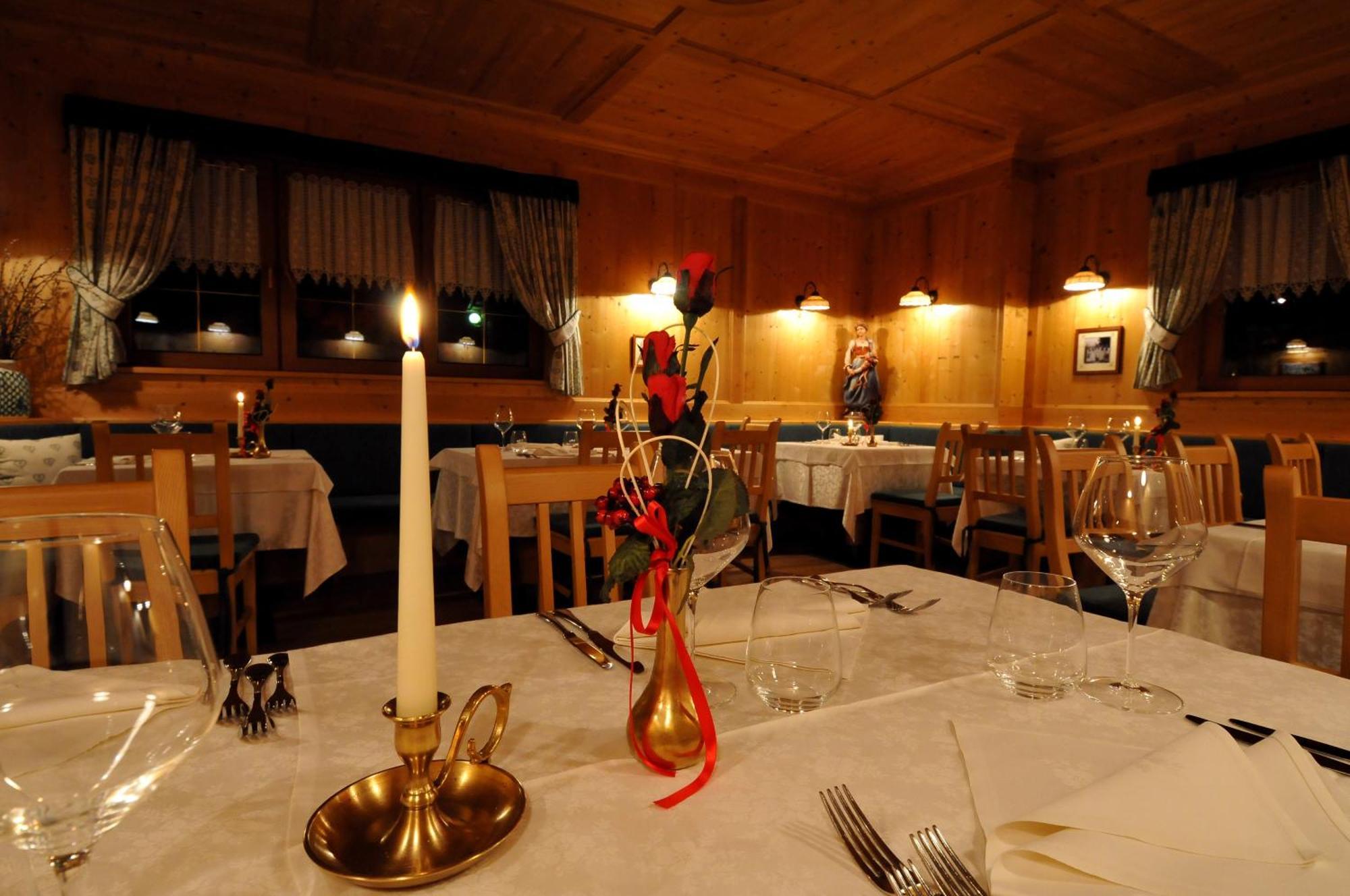 Hotel Valacia Pozza di Fassa Exterior photo