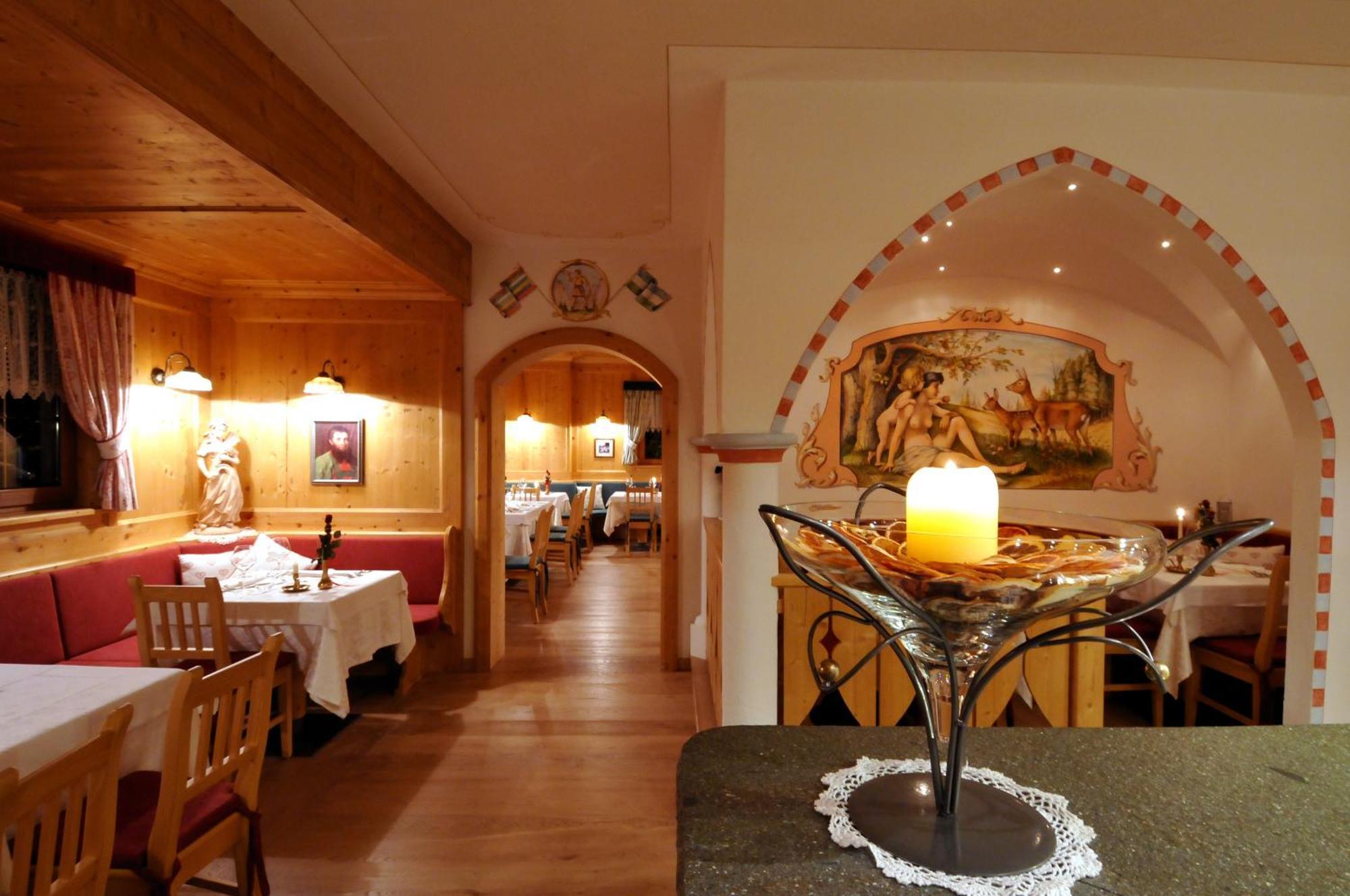 Hotel Valacia Pozza di Fassa Exterior photo