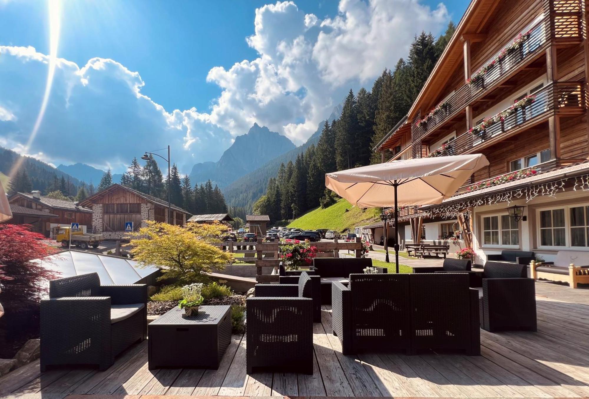 Hotel Valacia Pozza di Fassa Exterior photo
