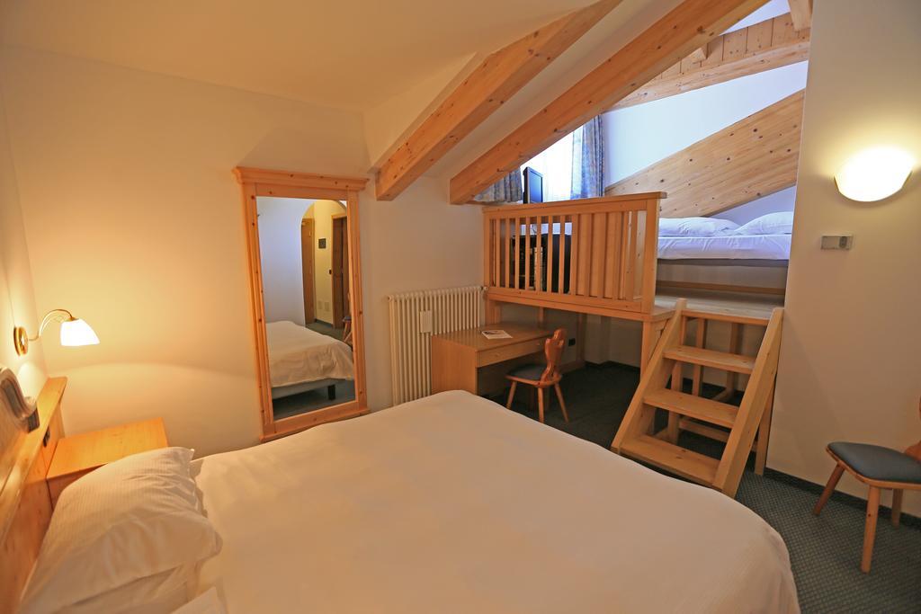 Hotel Valacia Pozza di Fassa Exterior photo